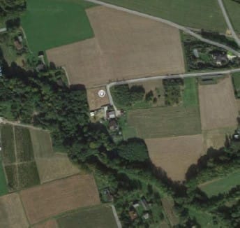 Położenie nieruchomości. Działka zlokalizowana jest w otoczeniu gruntów zabudowanych budynkami mieszkalnymi, gospodarczymi, działkami rolnymi, leśnymi. Dojazd ulicą Wieżową od strony wschodniej.